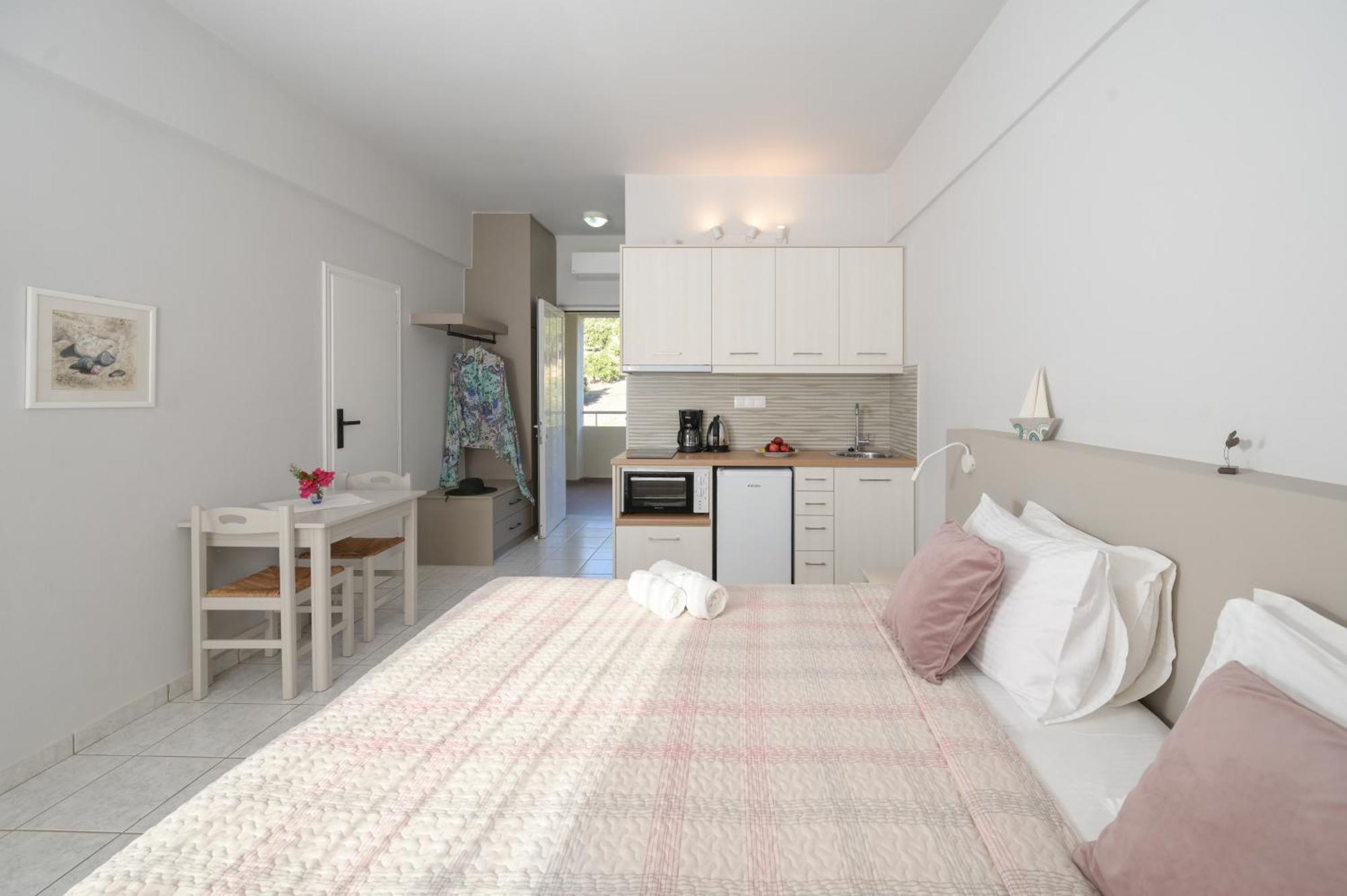 Antonis Apts, Physio Fitness Retreats Plakias